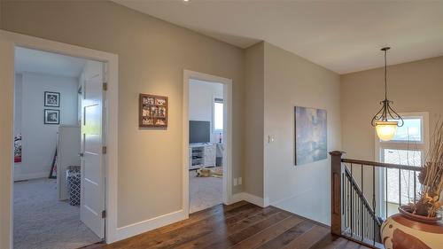 593 Harrogate Lane, Kelowna, BC - Indoor Photo Showing Bedroom