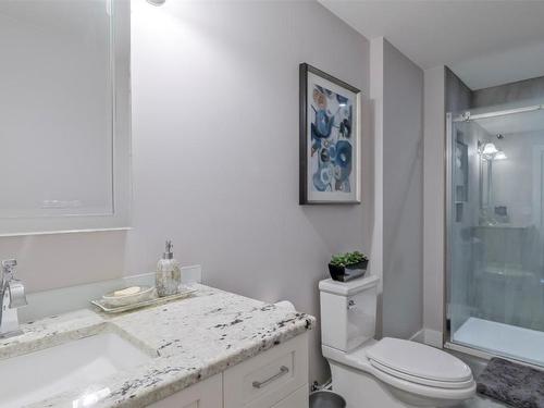 593 Harrogate Lane, Kelowna, BC - Indoor Photo Showing Bathroom