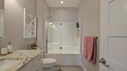 593 Harrogate Lane, Kelowna, BC - Indoor Photo Showing Bathroom