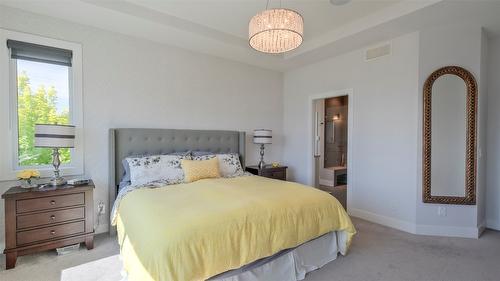 593 Harrogate Lane, Kelowna, BC - Indoor Photo Showing Bedroom