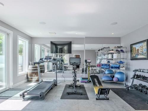 593 Harrogate Lane, Kelowna, BC - Indoor Photo Showing Gym Room