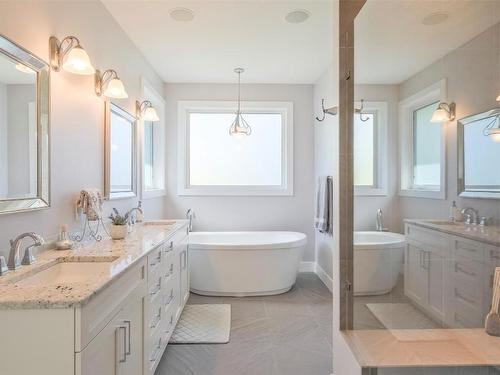 593 Harrogate Lane, Kelowna, BC - Indoor Photo Showing Bathroom
