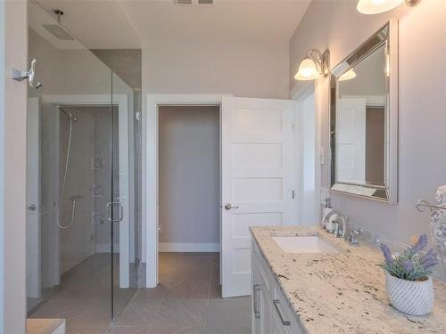 593 Harrogate Lane, Kelowna, BC - Indoor Photo Showing Bathroom