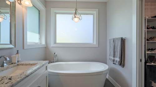 593 Harrogate Lane, Kelowna, BC - Indoor Photo Showing Bathroom