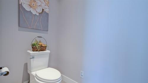 593 Harrogate Lane, Kelowna, BC - Indoor Photo Showing Bathroom