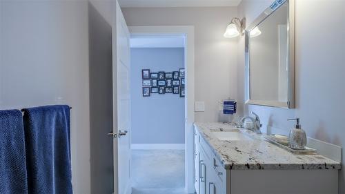 593 Harrogate Lane, Kelowna, BC - Indoor Photo Showing Bathroom