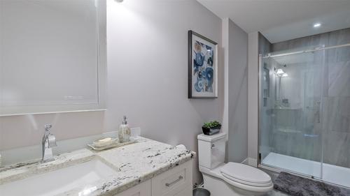 593 Harrogate Lane, Kelowna, BC - Indoor Photo Showing Bathroom