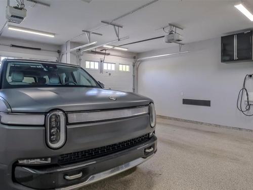 593 Harrogate Lane, Kelowna, BC - Indoor Photo Showing Garage