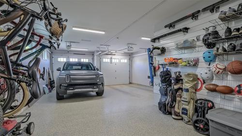 593 Harrogate Lane, Kelowna, BC - Indoor Photo Showing Garage