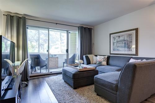 113-3163 Richter Street, Kelowna, BC - Indoor Photo Showing Living Room