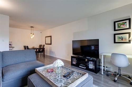 113-3163 Richter Street, Kelowna, BC - Indoor Photo Showing Living Room