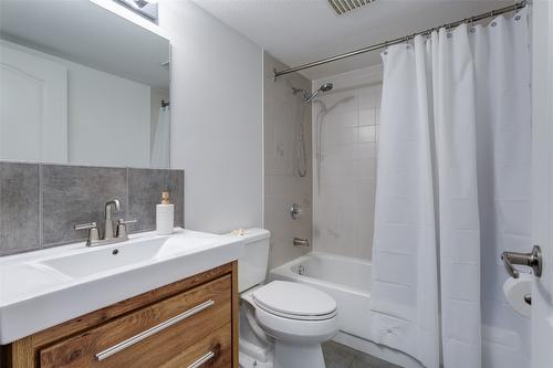 113-3163 Richter Street, Kelowna, BC - Indoor Photo Showing Bathroom