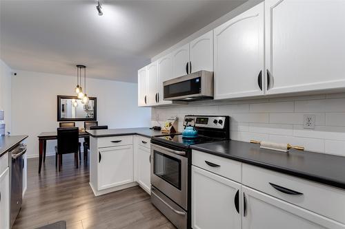 113-3163 Richter Street, Kelowna, BC - Indoor Photo Showing Kitchen With Stainless Steel Kitchen With Upgraded Kitchen