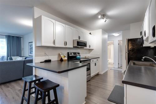 113-3163 Richter Street, Kelowna, BC - Indoor Photo Showing Kitchen