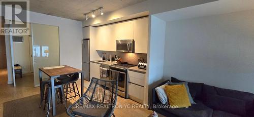 321 - 111 Bathurst Street, Toronto, ON - Indoor Photo Showing Kitchen