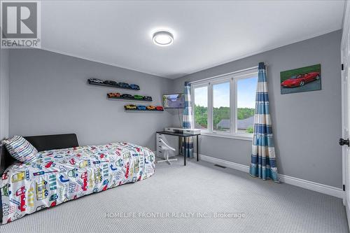1664 Moyer Avenue, Innisfil, ON - Indoor Photo Showing Bedroom