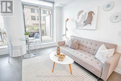 603 - 8 Mercer Street, Toronto, ON - Indoor Photo Showing Living Room