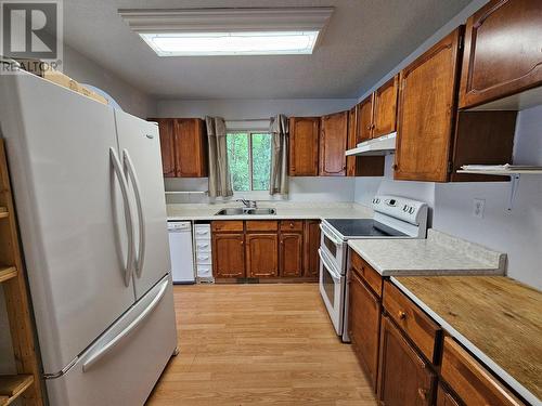 4420 Baldy Way, Chetwynd, BC - Indoor Photo Showing Kitchen With Double Sink