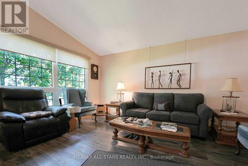 86 Clifton Street, Kawartha Lakes, ON - Indoor Photo Showing Living Room