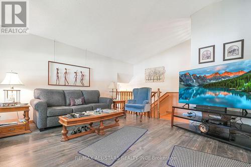 86 Clifton Street, Kawartha Lakes, ON - Indoor Photo Showing Living Room