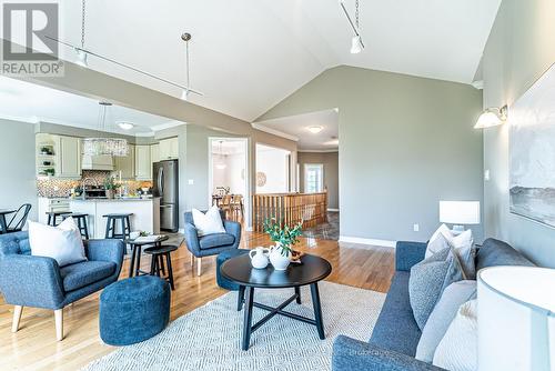 19 Logan Lane, Kawartha Lakes, ON - Indoor Photo Showing Living Room