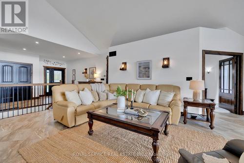 87 Loon Street, Kawartha Lakes, ON - Indoor Photo Showing Living Room