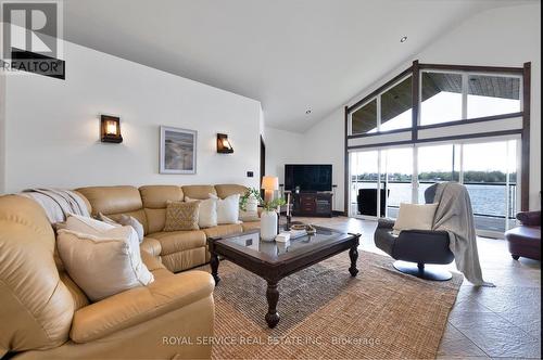 87 Loon Street, Kawartha Lakes, ON - Indoor Photo Showing Living Room