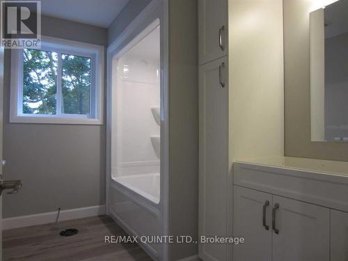 16 Frank Street, Belleville, ON - Indoor Photo Showing Bathroom