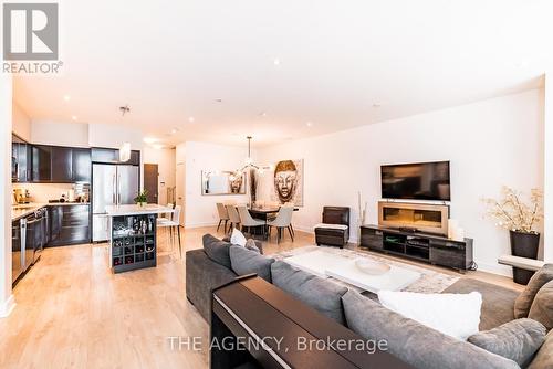 Th113 - 35 Brian Peck Crescent, Toronto, ON - Indoor Photo Showing Living Room