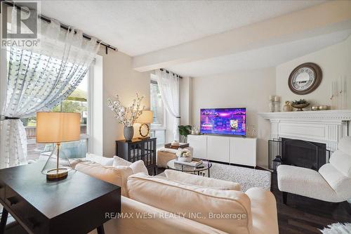 2 - 69 Upper Canada Drive, Toronto (St. Andrew-Windfields), ON - Indoor Photo Showing Living Room With Fireplace