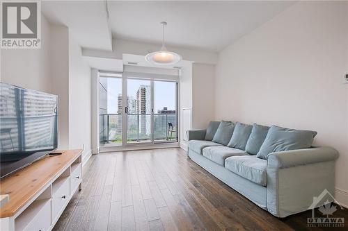 255 Bay Street Unit#1216, Ottawa, ON - Indoor Photo Showing Living Room