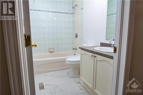 45 Helmsdale Drive, Ottawa, ON - Indoor Photo Showing Bathroom