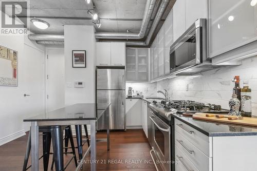 605 - 533 Richmond Street W, Toronto, ON - Indoor Photo Showing Kitchen With Upgraded Kitchen