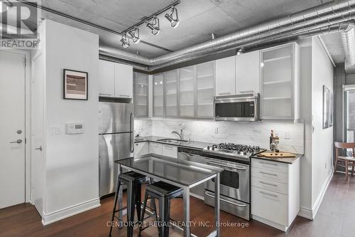 605 - 533 Richmond Street W, Toronto, ON - Indoor Photo Showing Kitchen With Upgraded Kitchen