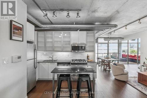 605 - 533 Richmond Street W, Toronto, ON - Indoor Photo Showing Kitchen