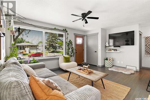 1307 Horace Street, Regina, SK - Indoor Photo Showing Living Room