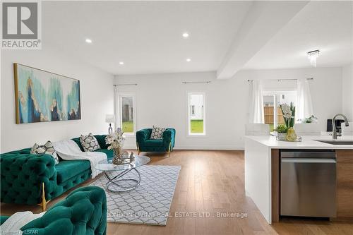 1555 Bob Schram Way, London, ON - Indoor Photo Showing Living Room