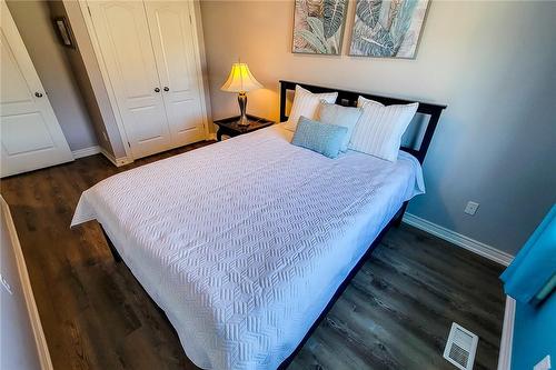 110 Marina Point Crescent, Hamilton, ON - Indoor Photo Showing Bedroom