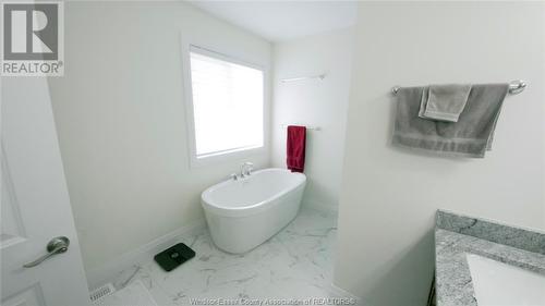 4296 Hope Court, Windsor, ON - Indoor Photo Showing Bathroom