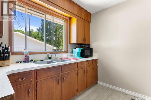 260 Logan Crescent, Regina, SK - Indoor Photo Showing Kitchen With Double Sink