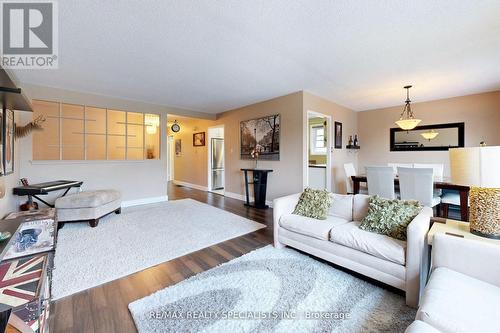 8 Griselda Court, Brampton, ON - Indoor Photo Showing Living Room