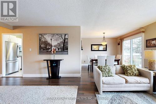 8 Griselda Court, Brampton, ON - Indoor Photo Showing Living Room