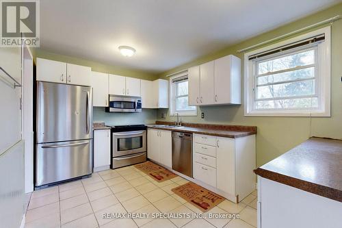 8 Griselda Court, Brampton, ON - Indoor Photo Showing Kitchen