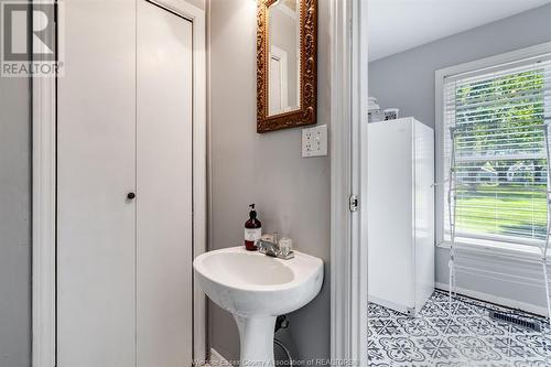 142 Centre Street, Essex, ON - Indoor Photo Showing Bathroom