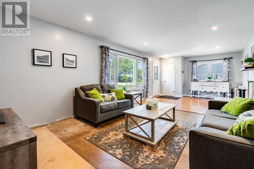 142 Centre Street, Essex, ON - Indoor Photo Showing Living Room