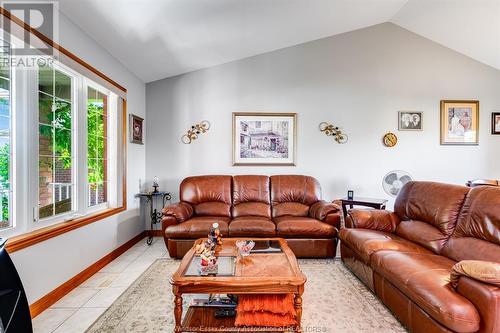 2 Pecanwood, Kingsville, ON - Indoor Photo Showing Living Room