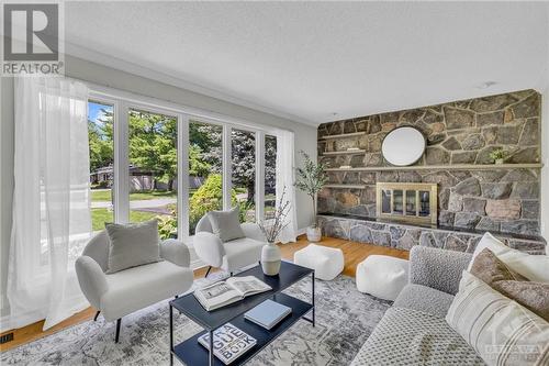 34 West Herrington Court, Ottawa, ON - Indoor Photo Showing Living Room