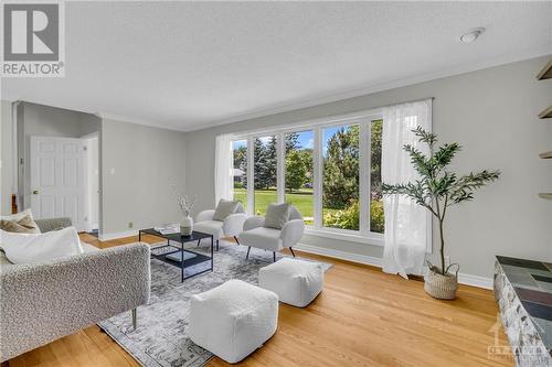 34 West Herrington Court, Ottawa, ON - Indoor Photo Showing Living Room