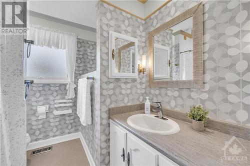 34 West Herrington Court, Ottawa, ON - Indoor Photo Showing Bathroom