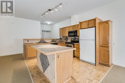 920 Saskatoon Road Unit# 118, Kelowna, BC - Indoor Photo Showing Kitchen